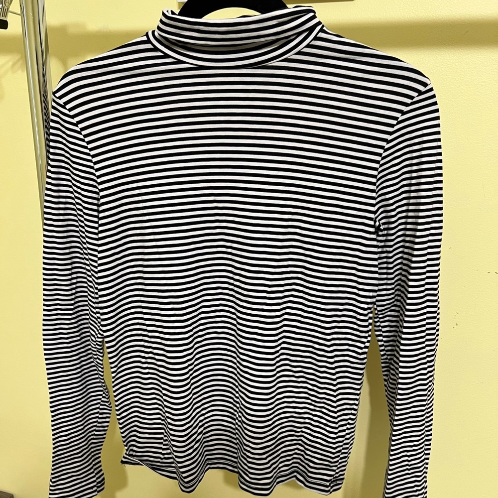 H&M long sleeve turtle neck shirt